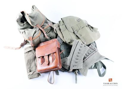 null équipements militaires et divers : sac à dos, sacoche cuir, ceinturon blanc,...