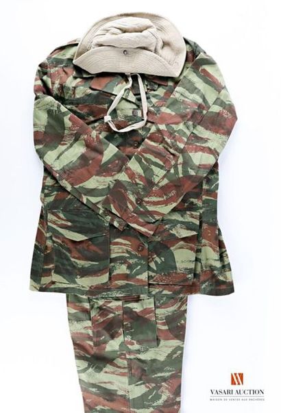 null Armée française: tenue camouflée, veste et pantalon, avec une paire de brodequin...