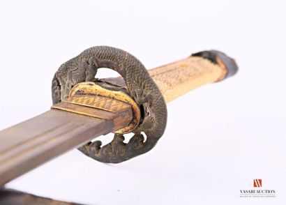 null Wakizashi, lame de 38,5 cm, à double gorge, habaki laiton doré, tsuba à décor...