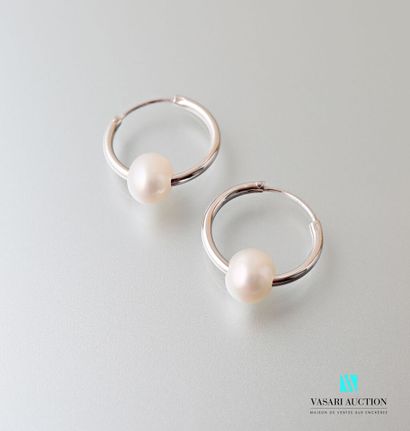 null Pair of creoles in 925 sterling silver decorated with a white 8 mm movable pearl.

Gross...