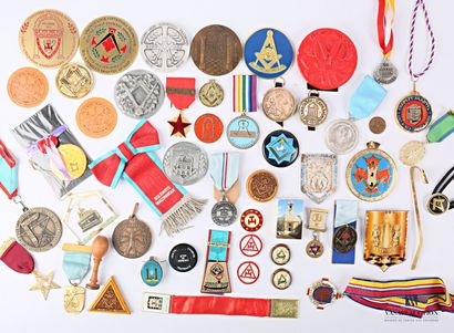 null Lot including a set of medals and accessories freemasons from different lodges...