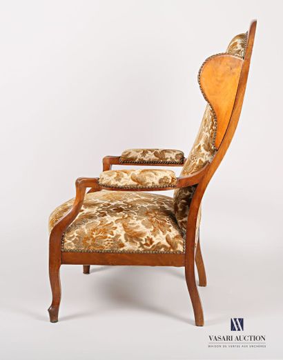 null Voltaire armchair with moulded natural wood ears, armrests with cuffs, it rests...
