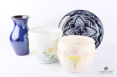 null Deux cache pots en céramique, l'un à décor de fleurs et papillons l'autre à...