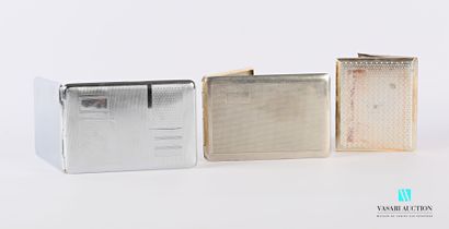 null Set of three hinged cigarette cases comprising : 

-A metal cigarette case decorated...