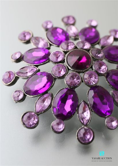 null Brooch featuring a flower in broad bloom in shades of purple

Diameter: 6.8...
