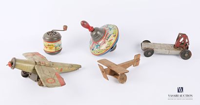 null Lot de cinq jouets comprenant : un avion mécanique en tôle peinte marqué "F-VOL"...