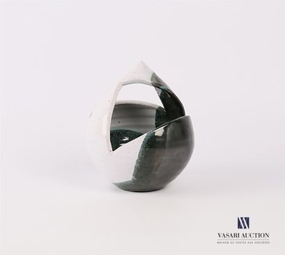 null Stylized basket-shaped ceramic vase with grey/green/black metallic patina

Signed...