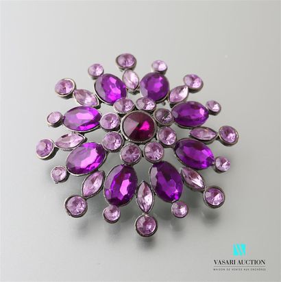 null Brooch featuring a flower in broad bloom in shades of purple

Diameter: 6.8...
