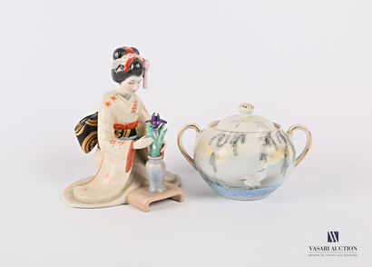 null Lot comprenant un sujet en porcelaine représentant une Geisha ajustant un bouquet...