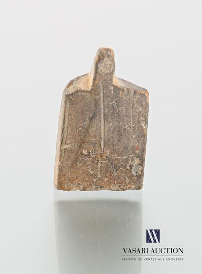 null EGYPTE

Amulette en terre-cuite à décor en façade d'un portrait pharaonique...