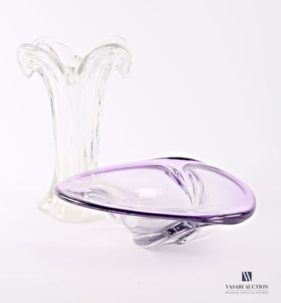 null Lot comprenant un vase en cristal moulé de forme corolle (Haut. : 35,5 cm) et...
