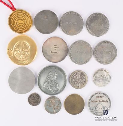 null Lot of medals in various metals including a medal marked Sainte Chapelle Paris,...