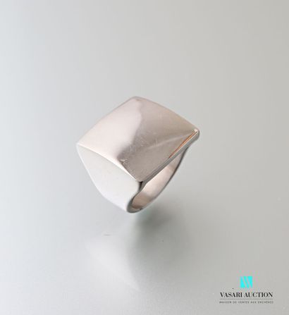 null Steel signet ring presenting a plain table.

Finger size : 60/61
