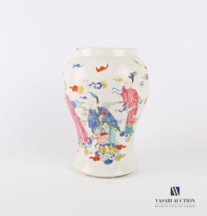 null CHINE 

Vase en porcelaine de forme balustre à décor d'émaux polychrome de dignitaires...