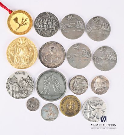 null Lot of medals in various metals including a medal marked Sainte Chapelle Paris,...