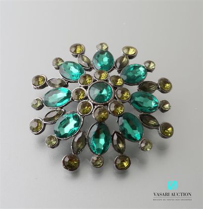 null Brooch featuring a flower in full bloom in shades of green

Diameter: 6.8 c...