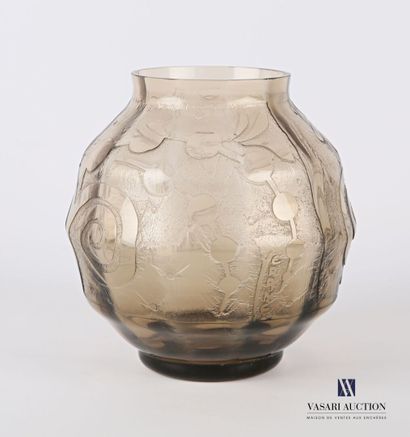 null VERAME - Verrerie d'Art de Metz

Vase en verre fumé de forme boule à décor gravé...
