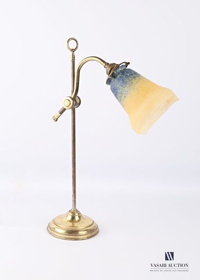 null Metal lamp, the base with a doucine, the shaft surmounted by a ring of gripping,...