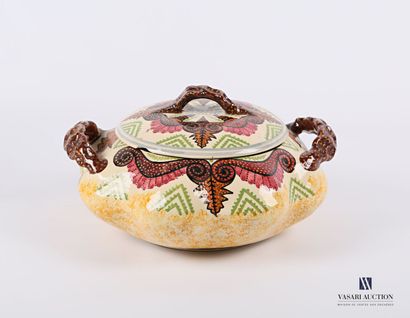null PAUL FOUILLEN - QUIMPER

Bowl covered in polychrome earthenware, the poly-lobed...