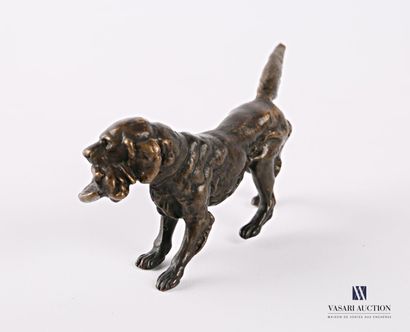 null Sujet en bronze figurant un chien de chasse rapportant une bécasse.

Long. :...