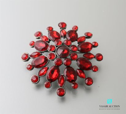 null Brooch featuring a flower in full bloom in shades of red

Diameter: 6.8 cm