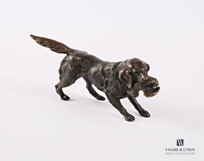null Sujet en bronze figurant un chien de chasse rapportant une bécasse.

Long. :...