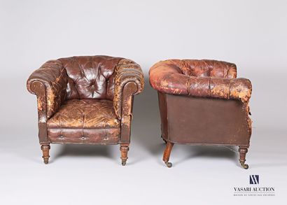 null Pair of Chesterfield-style armchairs in upholstered leather, backrest and armrests...