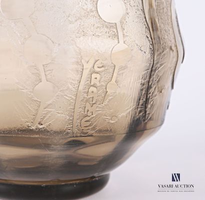 null VERAME - Verrerie d'Art de Metz

Vase en verre fumé de forme boule à décor gravé...