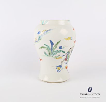 null CHINE 

Vase en porcelaine de forme balustre à décor d'émaux polychrome de dignitaires...