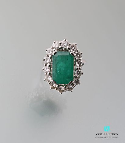 null Ring in 750 carat white gold set with a central rectangular cut-faceted emerald...