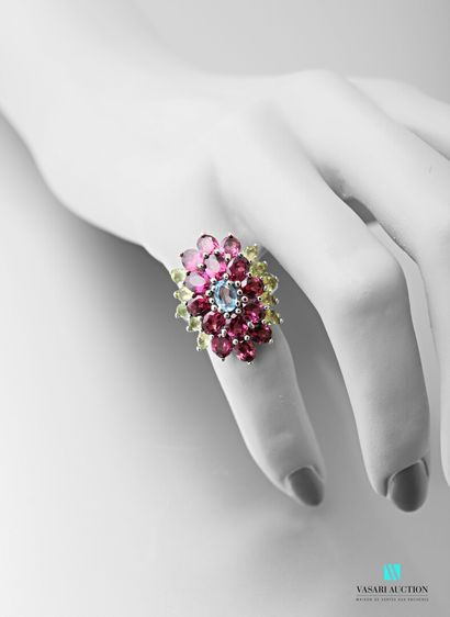 null 925 sterling silver ring set with a central blue topaz surrounded by rhodolite...
