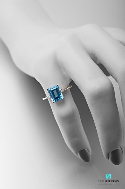 null 750 thousandths white gold ring set with an emerald-cut topaz of approximately...