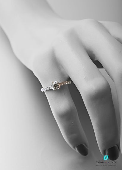 null Solitaire ring in 750 thousandths white gold set in its centre with a modern...