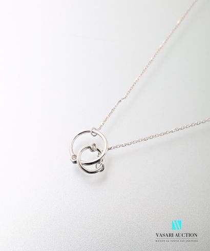null Necklace adorned with a 750 thousandths white gold chain supporting two interlaced...