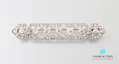 null 1920s barrette brooch in 750 thousandths white gold and 800 thousandths platinum,...