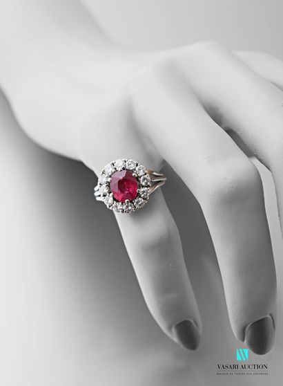 null Platinum daisy ring 850 thousandths set with a central cushion-cut ruby surrounded...