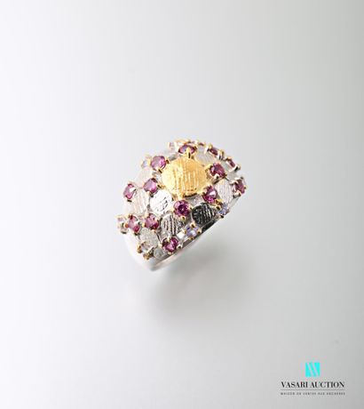null 925 sterling silver and vermeil guilloché dome ring set with garnets

Weight:...