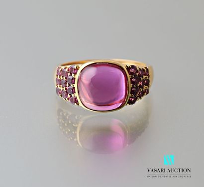null Ring in vermeil centered and shouldered with rhodolites

Gross weight: 5.10...