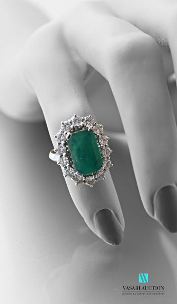null Ring in 750 carat white gold set with a central rectangular cut-faceted emerald...