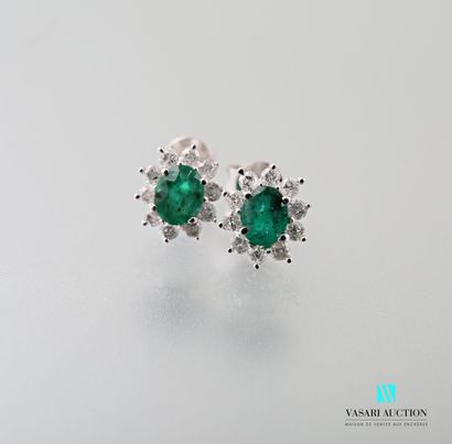 null Pair of 750 thousandth white gold earrings set with two oval-cut emeralds in...