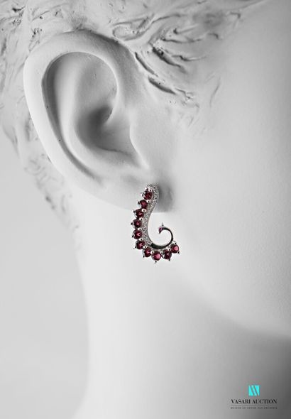 null Pair of 925 sterling silver earrings in the shape of volutes set with garnets...
