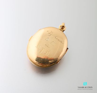 null Oval opening medallion in yellow gold 750 thousandths decorated with granulations...
