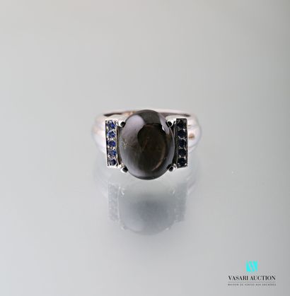 null 750-thousandths white gold ring with a gadrooned body set in its centre with...