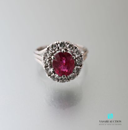 null Platinum daisy ring 850 thousandths set with a central cushion-cut ruby surrounded...