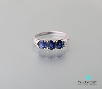 null A 750-thousandth white gold half-alliance set with three oval-cut sapphires...