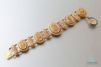 null Supple 19th century bracelet in 750 thousandths three-tone gold, oval mesh figures...