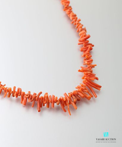 null Small necklace of falling red coral branches Length 33 cm.