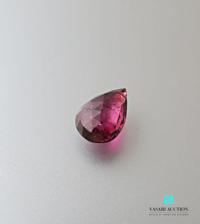 null Pear-sized tourmaline calibrating approximately 6.20 carats.

(splinters)