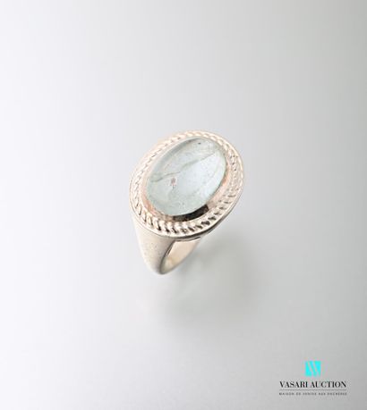 null Silver ring decorated with a cabochon aquamarine.

(split stone and inclusions)

Gross...