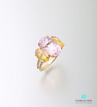 null A 750 thousandths yellow gold ring set with an oval-shaped kunzite calibrating...